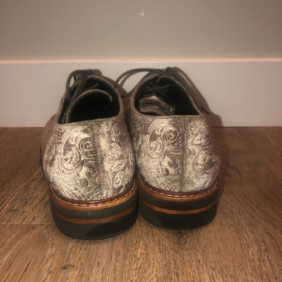 STUART Weitzman Velvet Paisley Sneakers Reflective Green Olive Colour Sz 8.5 M - Picture 6 of 8